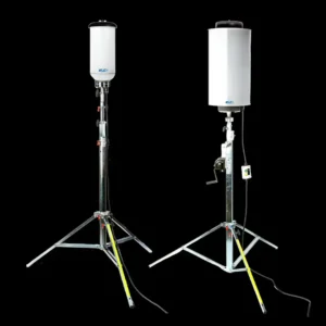 Torre iluminación 360 industrial tipo globo LED iluminando área de trabajo sin sombras en operación nocturna