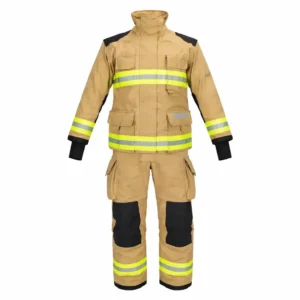 Traje bombero estructural certificado Ergotech Action 2 vista frontal con refuerzos y cintas reflectivas