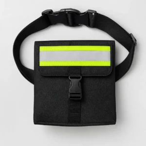 Canguro reflectivo seguridad industrial negro con cinta reflectiva frontal y correa ajustable en fondo claro