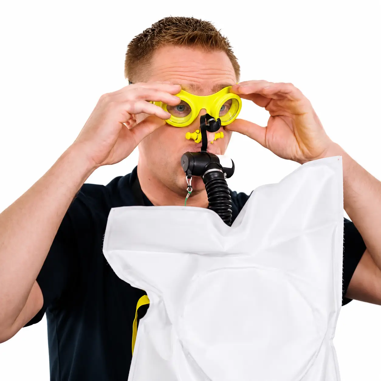 Trabajador usando autorrescatador oxigeno mineria Drager con gafas y bolsa respiratoria