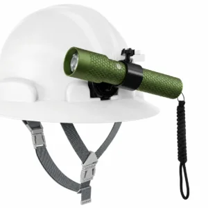Linterna minera recargable WISDOM instalada en casco minero blanco para iluminación en minería