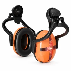 protector auditivo casco minero instalado en casco blanco con orejeras WISDOM para minería e industria