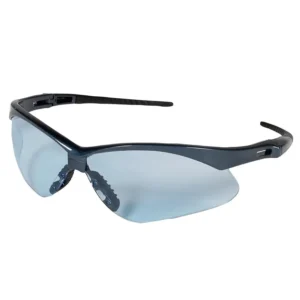 Gafas seguridad industrial Nemesis con lente claro envolvente, patillas negras y apoyo nasal.