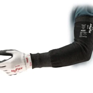 Vista completa de manga anticorte para brazos Ansell HyFlex 11-250 instalada desde la muñeca hasta el brazo