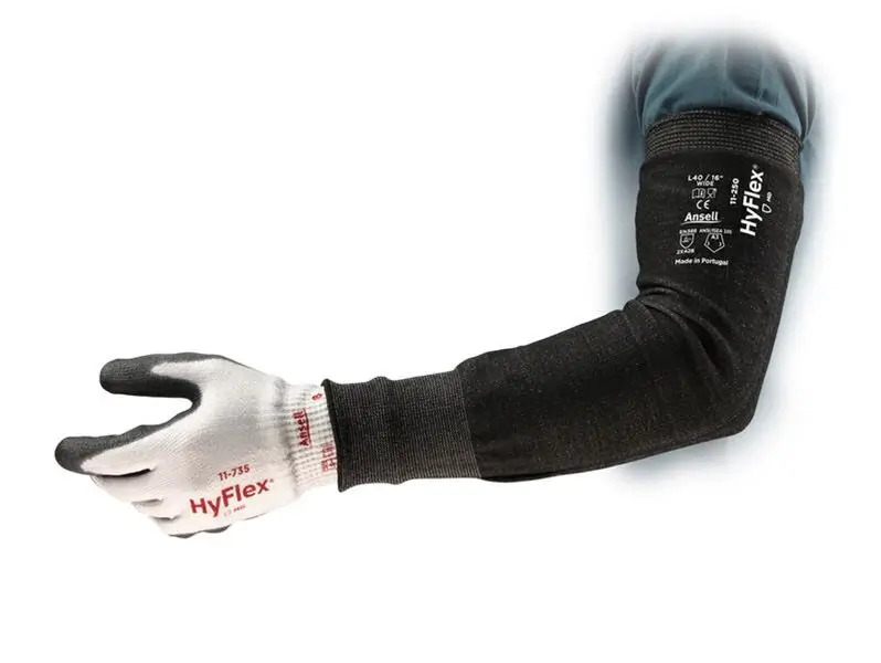 Vista completa de manga anticorte para brazos Ansell HyFlex 11-250 instalada desde la muñeca hasta el brazo