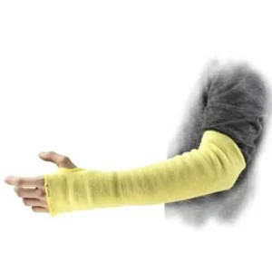 Trabajador usando manga Kevlar protección térmica Ansell HyFlex 70-118 en brazo y antebrazo