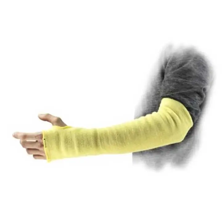 Trabajador usando manga Kevlar protección térmica Ansell HyFlex 70-118 en brazo y antebrazo