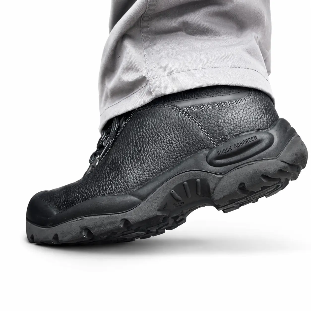 Botas seguridad industrial S3 Delta Plus SAULT2 utilizadas por un trabajador sobre tuberías metálicas