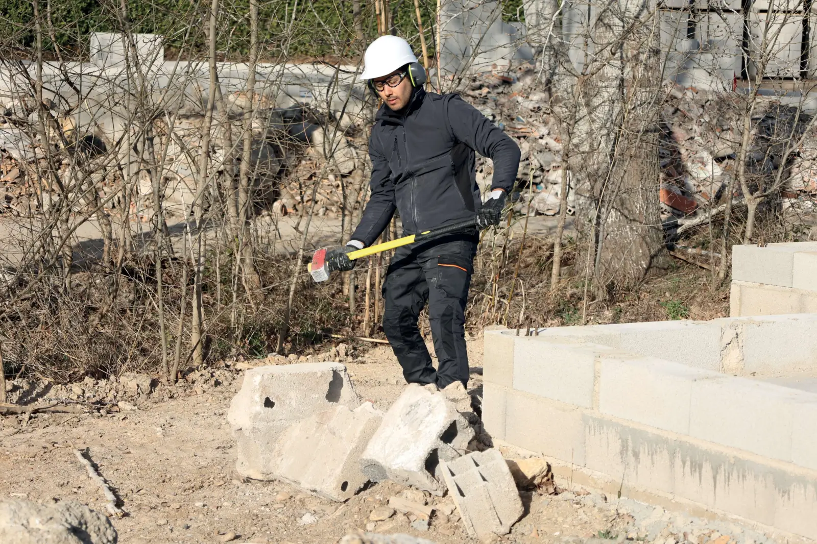 Trabajador con casco dieléctrico Delta Plus ZIRCON 1, gafas y protección auditiva en una obra.