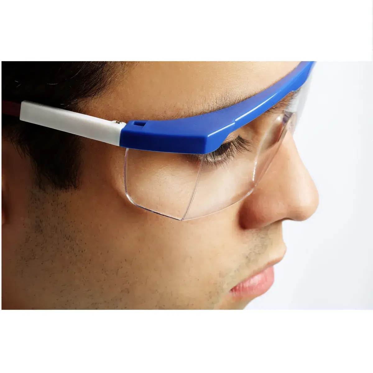 Gafas Aquiles lente claro usadas por trabajador para protección visual industrial