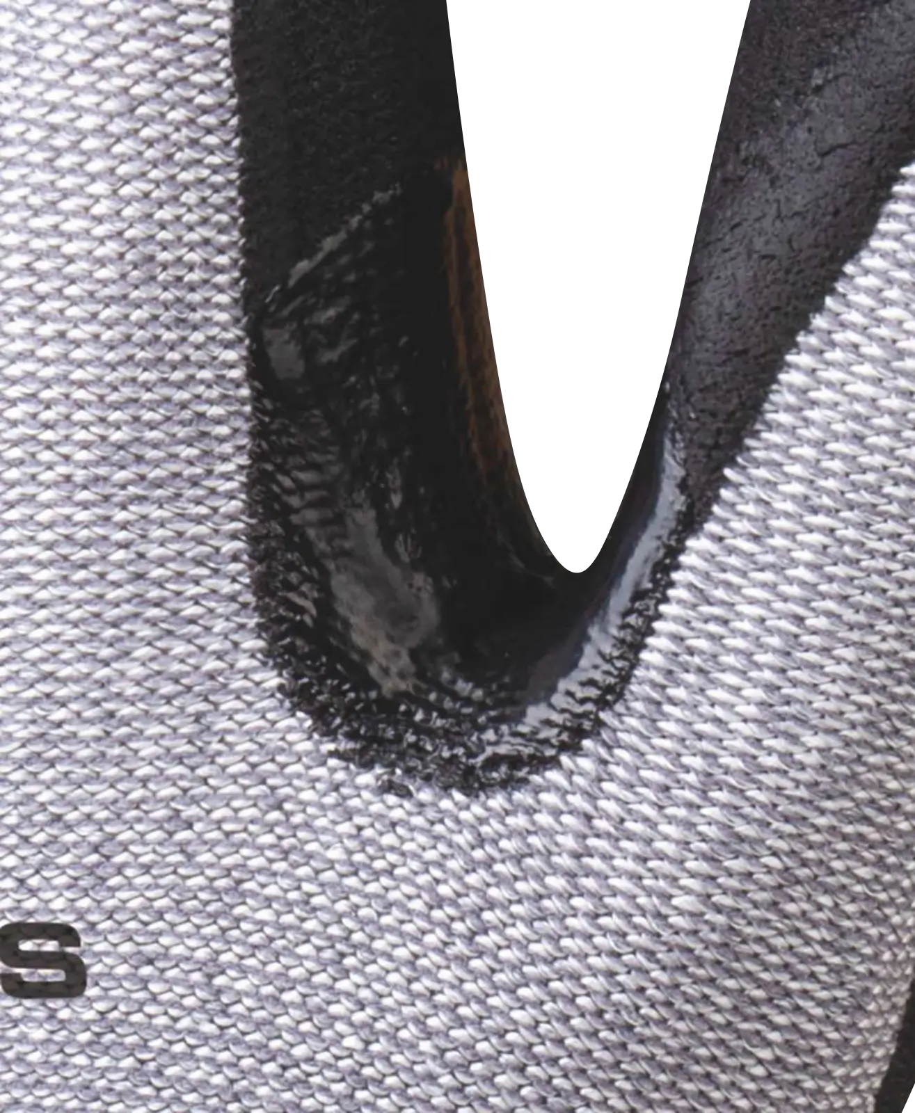 Detalle del refuerzo entre pulgar e índice de los guantes anticorte nivel C Delta Plus VENICUT C01