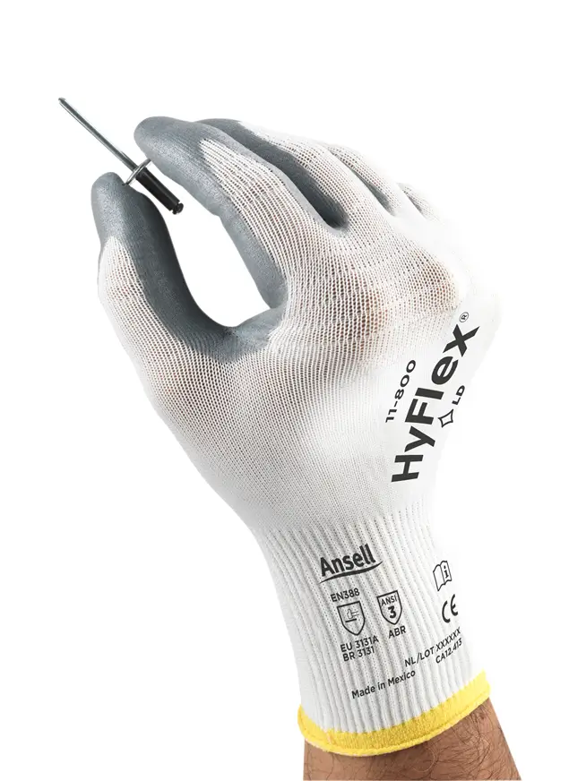 Guantes nitrilo transpirables industriales Ansell HyFlex 11-800 para manipulación precisa de piezas metálicas