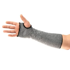 Manga anticorte industrial ligera gris con ranura para el pulgar y cobertura extendida del antebrazo.