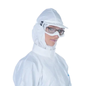 Gafas autoclavables BioClean BCAP usadas sobre gafas graduadas con traje protector para sala limpia