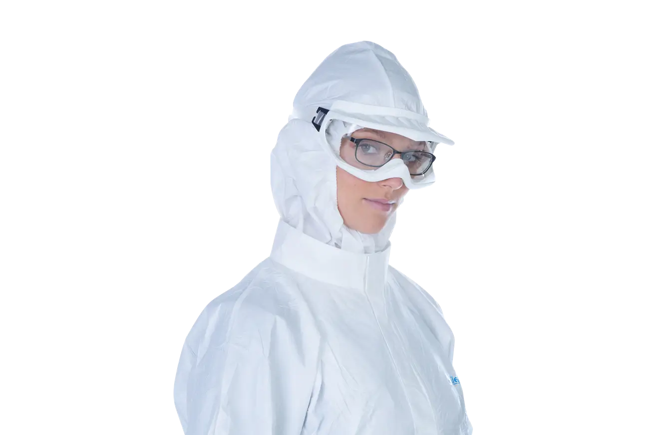 Gafas autoclavables BioClean BCAP usadas sobre gafas graduadas con traje protector para sala limpia